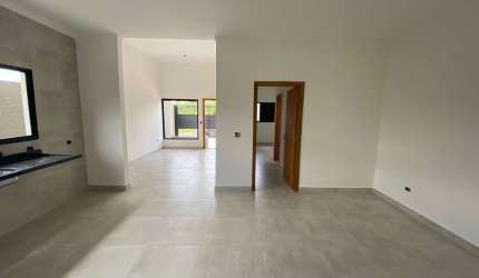 CASA TÉRREA COM EXCELENTE ACABAMENTO EM BAIRRO NOVO