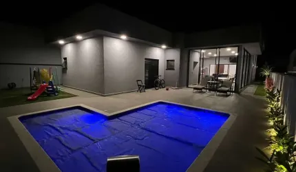 Casa térrea à venda, porteira fechada, com 3 suítes, piscina, em condomínio alto padrão