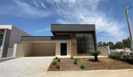 Casa nova em condomínio com home office