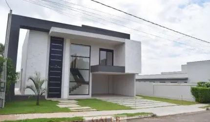 Sobrado com piscina em condomínio clube