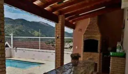 Lindo sobrado em uma ótima localização com piscina!