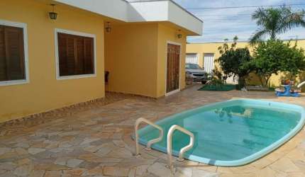 CASA TÉRREA COM PISCINA EM LOTEAMENTO