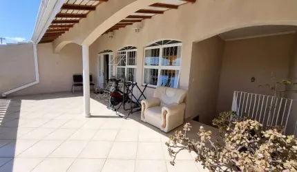 Casa térrea à venda, 400m² de terreno, 4 quartos sendo 2 suítes, piscina e edícula