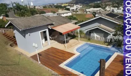 Imperdível casa em condomínio à venda ou locação em Atibaia-SP: 3 quartos, 2 suítes, 2 salas, 4 vagas na Serra da Estrela!