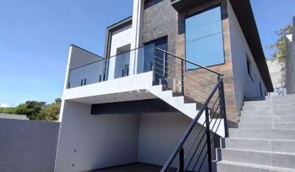 Casa térrea com acesso por escadas á venda com 3 quartos