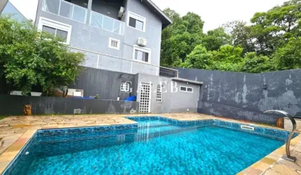 Sobrado diferenciado e muito bonito à venda, 4 quartos (sendo 2 suítes), piscina, terreno de 470m²