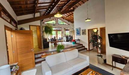 Casa rústica e Moderna ao mesmo tempo em condomínio dentro da cidade
