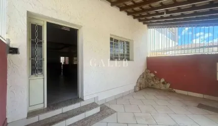 Imperdível! Casa à venda no Centro de Atibaia-SP com 4 quartos, 2 suítes, 2 salas, 1 vaga de garagem.