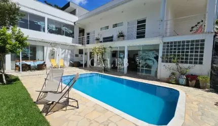 Sobrado à venda com 5 suítes e com vista para Pedra Grande