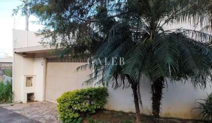 Imperdível casa à venda em Atibaia-SP, Jardim Maristela: 4 quartos, 1 suíte, 2 salas, 3 vagas de garagem, 378m² de área.