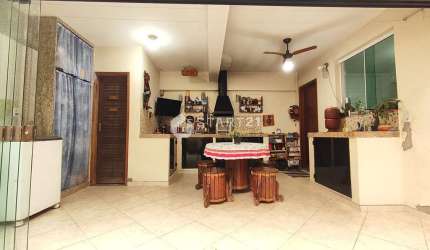 LINDA CASA A VENDA COM 4 QUARTOS, SENDO DUAS SUÍTES E UMA SUÍTE MASTER, VAGA DE GARAGEM E ÁREA GOUR