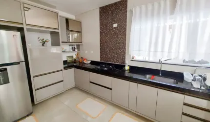 Sobrado com 3 dormitórios, sendo uma suíte à venda, 160 m² por R$ 750.000 - Umbará - Curitiba/PR