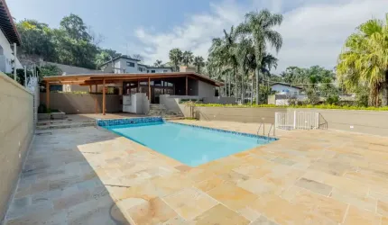 Casa tipo para venda com 4 quartos, sendo 4 suítes, 800m²