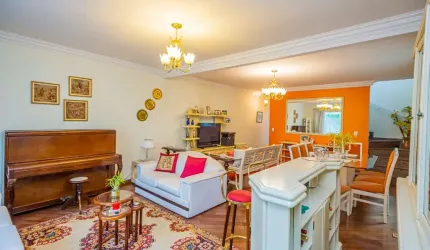 Sobrado para venda com 3 quartos, sendo 2 suítes, 240m²