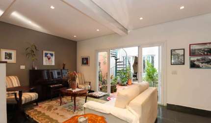 Casa de vila para venda com 4 quartos, sendo 1 suíte, 240m²