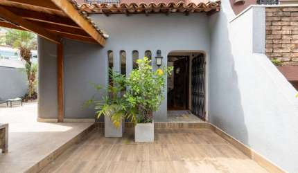 Sobrado para venda com 3 quartos, sendo 1 suíte, 220m²