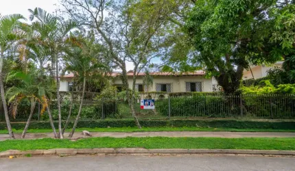 Casa tipo para venda com 4 quartos, sendo 1 suíte, 330m²