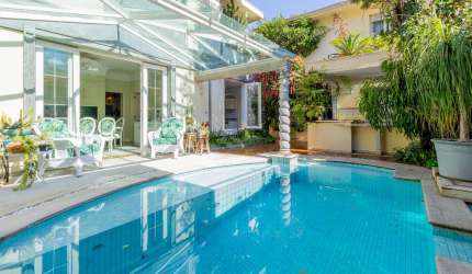 Casa tipo para venda com 5 quartos, sendo 2 suítes, 572m²