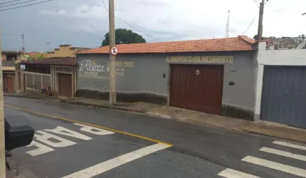 Casa 03 quartos, suíte, 03 vagas cobertas uma edícula, bairro Vera Cruz