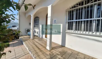 Casa à venda em Barreiros com piscina.