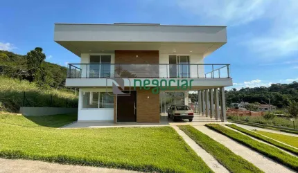 Viva o luxo e a exclusividade: Residência de alto padrão em condomínio requintado!