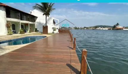 Veja essa casa à venda aconchegante  em um condomínio com canal navegável na  Ogiva em Cabo Frio - RJ!
