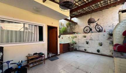 Casa com Piscina e Área Gourmet em Pequeno Condomínio
