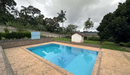 Linda chacara com 6 dormitorios e area de lazer em Embu Mirim