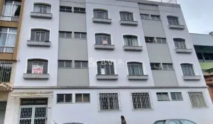 Centro, quarto e sala todo reformado, um lance de escadas, excelente localização.