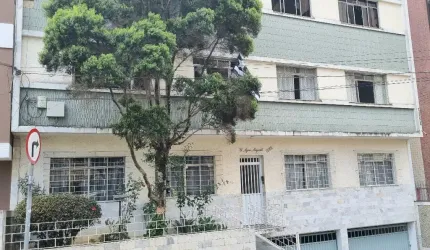 Santa Helena,  4 quartos, dce, garagem,  1 lance de escadas.