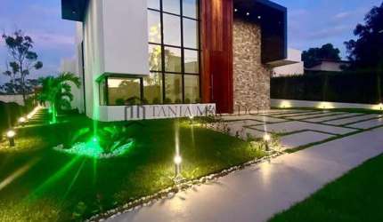 Casa à venda com 450m², 4 suítes, 2 WC Social, área de serviço, espaço gourmet, Sairé, PE.