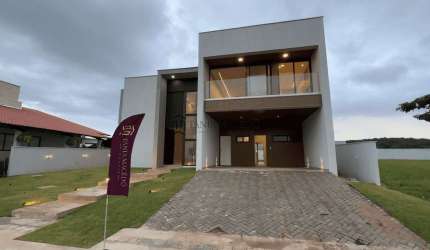 Casa à venda com 379,14m², projetada por Humberto Zirpolli, com 3 suítes sendo uma máster com close