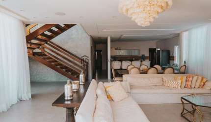 Belíssima casa, com 600m², 09 suítes, com varanda, sala para 02 ambientes distribuídos confortavelm