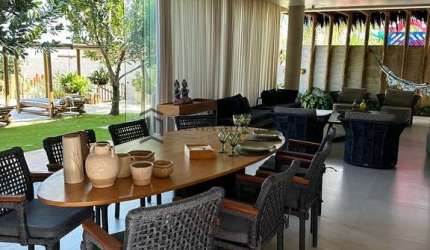 Casa Duplex Belíssima à venda com 650m², 6 suítes, salas amplas, mobiliada, salão gourmet, beira ma