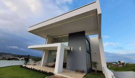 Casa à venda com 618m², 4 suítes, sendo 1 máster com banheira e garagem para 4 veículos. Vitória de