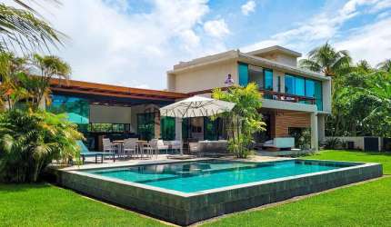 Casa à venda com área total de 720m² e 450m² de área construída, 4 suítes rooftop com vista mar. Se