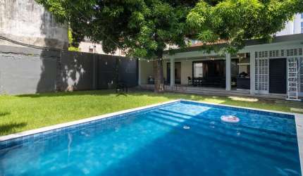 Casa à venda com 333m² de área construída, 4 dormitórios, suítes, porteira fechada, piscina, 5 vaga