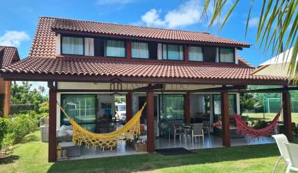 Casa à venda com 191,69m², com dois pavimentos, 4 dormitórios, sendo 2 suítes, WC social, 2 vagas,