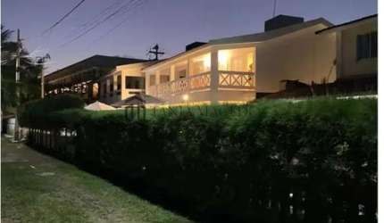 Linda Casa em Condominio, à venda toda mobiliada 5 Dormitórios, 384m² de área construida, com Pisci