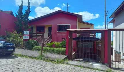 Ótima casa com duas moradias