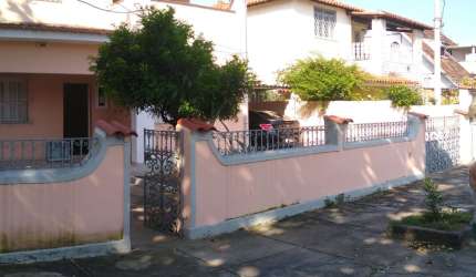 Casa c/ 4 qts, quintal 2 vagas em Marechal Hermes