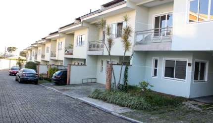 Excelente Sobrado em condomínio fechado - com 3 Quartos - Bairro São Pedro