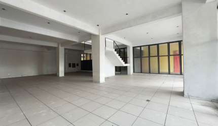 Conjunto comercial amplo, em localização privilegiada no bairro Cristo Rei;