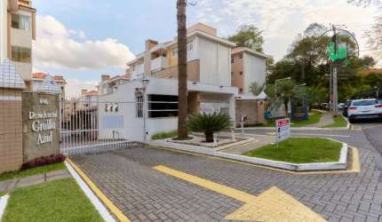 Apartamento no condomínio Gralha Azul, com 69,00m² úteis, sacada com churrasqueira e uma vaga coberta;