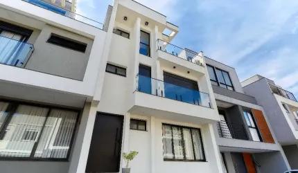 Sobrado de 4 Pavimentos no Condomínio Boulevard Provence - Bairro Pinheirinho;