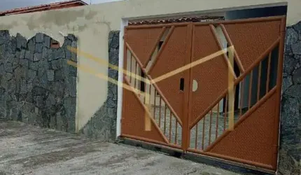 Excelente casa solta dos dois lados, bem ventilada
