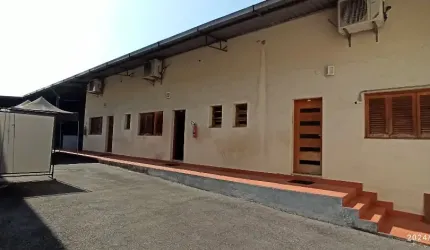 Terreno de 11,60m x 44,60m (480m²), com infraestrutura pronta para oficina ou deposito.