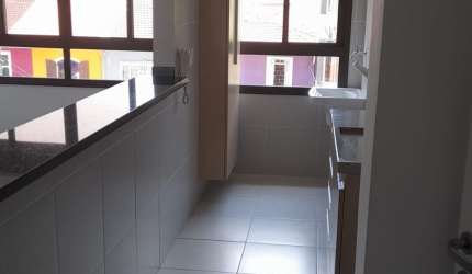 Apto semi-mobiliado. Muito bonito e bem localizado, com 37m² e 1 vaga.