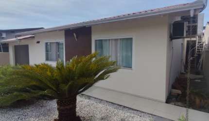 VENDO!!! Ampla casa com 3 dormitórios e espaço gourmet  Localizada no bairro Cordeiros em Itajaí