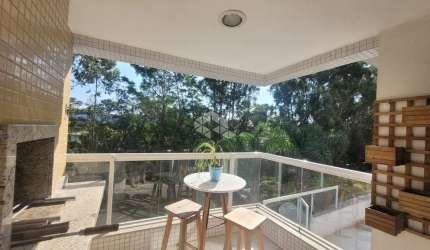 Apartamento de 3 quartos, sendo 1 suíte, sacada com churrasqueira a carvão no Itacorubi.